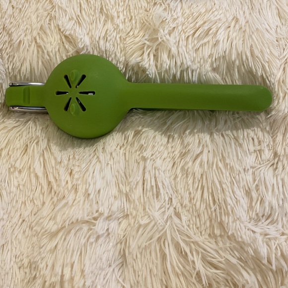 Chef’n hand juicer. Very heavy duty and excellent shape. 2 lime bowls included! - Picture 5 of 9